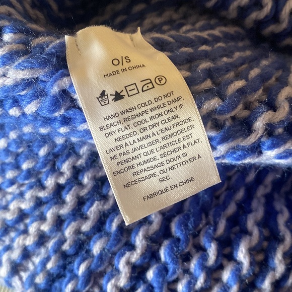 Aritzia Blue Knitted Beanie - Picture 3 of 3